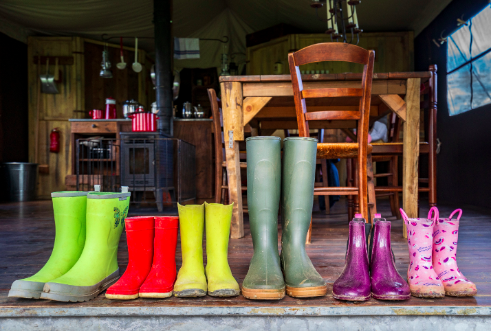 Bottes pour adultes et enfants à l'entrée d'un ecolodge.