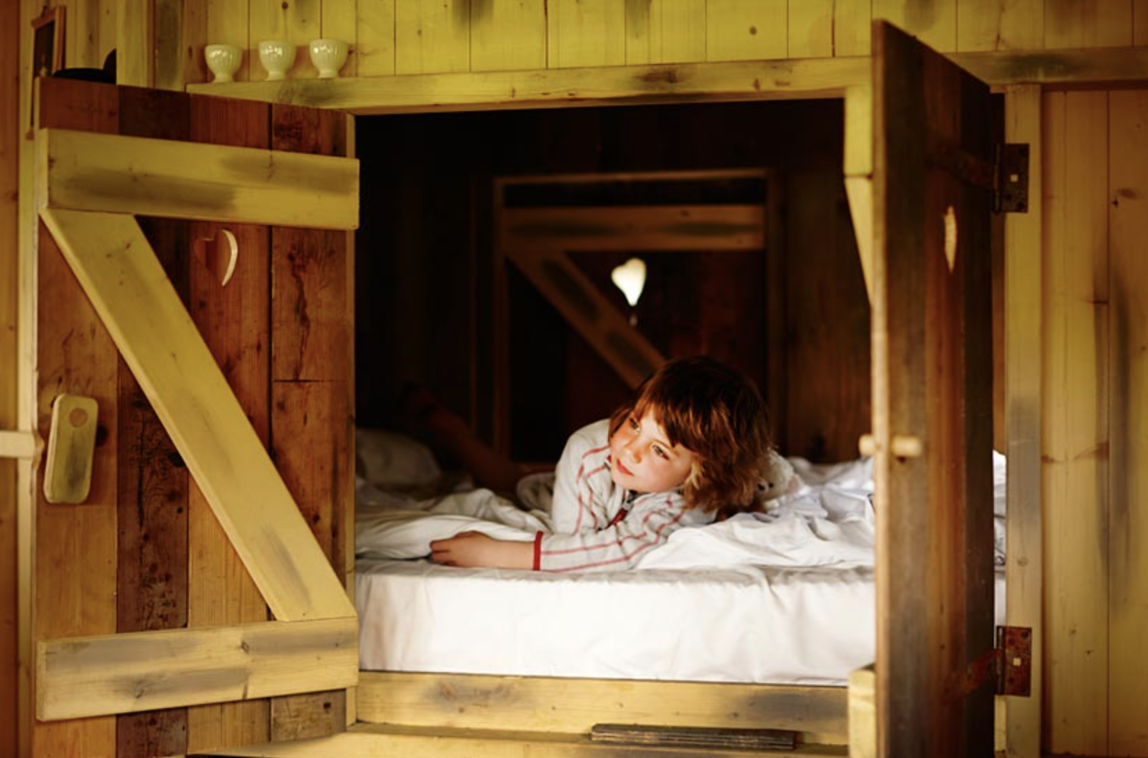 Enfant dans sa chambre cabane situé dans un écolodge